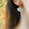 Boucles d'oreilles dormeuse plaqué or avec pendant nacre sculpté
